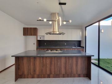 RESIDENCIA EN LA CARTUJA, CON RECÁMARA EN PLANTA BAJA, JARDÍN DE 40 M2