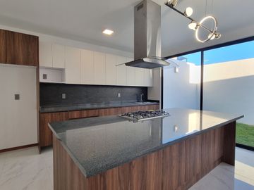 RESIDENCIA EN LA CARTUJA, CON RECÁMARA EN PLANTA BAJA, JARDÍN DE 40 M2