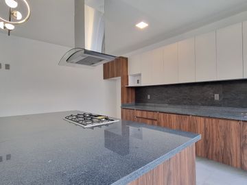 RESIDENCIA EN LA CARTUJA, CON RECÁMARA EN PLANTA BAJA, JARDÍN DE 40 M2
