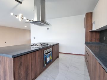 RESIDENCIA EN LA CARTUJA, CON RECÁMARA EN PLANTA BAJA, JARDÍN DE 40 M2
