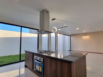 RESIDENCIA EN LA CARTUJA, CON RECÁMARA EN PLANTA BAJA, JARDÍN DE 40 M2