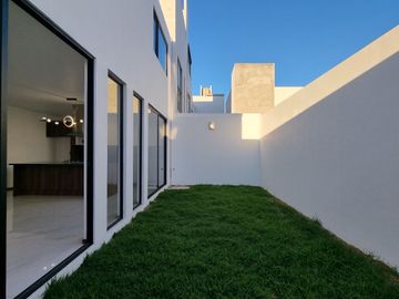 RESIDENCIA EN LA CARTUJA, CON RECÁMARA EN PLANTA BAJA, JARDÍN DE 40 M2