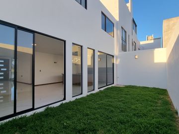 RESIDENCIA EN LA CARTUJA, CON RECÁMARA EN PLANTA BAJA, JARDÍN DE 40 M2