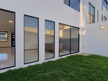 RESIDENCIA EN LA CARTUJA, CON RECÁMARA EN PLANTA BAJA, JARDÍN DE 40 M2