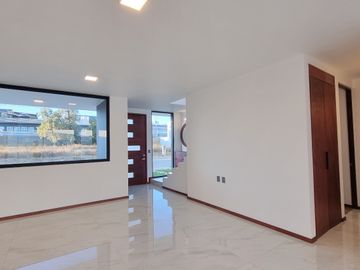 RESIDENCIA EN LA CARTUJA, CON RECÁMARA EN PLANTA BAJA, JARDÍN DE 40 M2