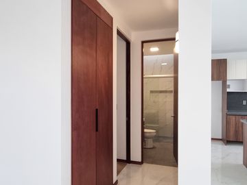 RESIDENCIA EN LA CARTUJA, CON RECÁMARA EN PLANTA BAJA, JARDÍN DE 40 M2