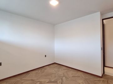 RESIDENCIA EN LA CARTUJA, CON RECÁMARA EN PLANTA BAJA, JARDÍN DE 40 M2
