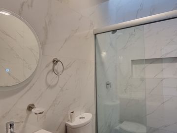 RESIDENCIA EN LA CARTUJA, CON RECÁMARA EN PLANTA BAJA, JARDÍN DE 40 M2