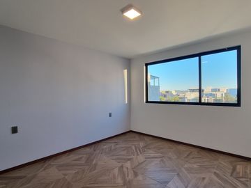 RESIDENCIA EN LA CARTUJA, CON RECÁMARA EN PLANTA BAJA, JARDÍN DE 40 M2