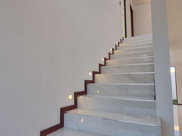 RESIDENCIA EN LA CARTUJA, CON RECÁMARA EN PLANTA BAJA, JARDÍN DE 40 M2
