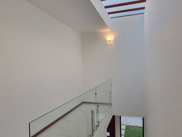 RESIDENCIA EN LA CARTUJA, CON RECÁMARA EN PLANTA BAJA, JARDÍN DE 40 M2