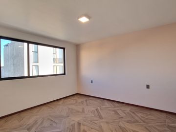 RESIDENCIA EN LA CARTUJA, CON RECÁMARA EN PLANTA BAJA, JARDÍN DE 40 M2