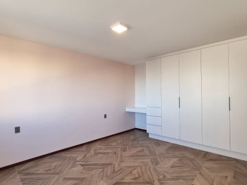 RESIDENCIA EN LA CARTUJA, CON RECÁMARA EN PLANTA BAJA, JARDÍN DE 40 M2
