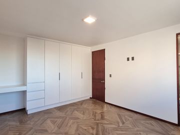RESIDENCIA EN LA CARTUJA, CON RECÁMARA EN PLANTA BAJA, JARDÍN DE 40 M2