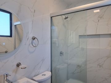 RESIDENCIA EN LA CARTUJA, CON RECÁMARA EN PLANTA BAJA, JARDÍN DE 40 M2