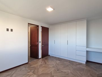 RESIDENCIA EN LA CARTUJA, CON RECÁMARA EN PLANTA BAJA, JARDÍN DE 40 M2