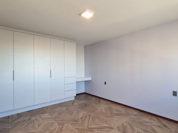 RESIDENCIA EN LA CARTUJA, CON RECÁMARA EN PLANTA BAJA, JARDÍN DE 40 M2