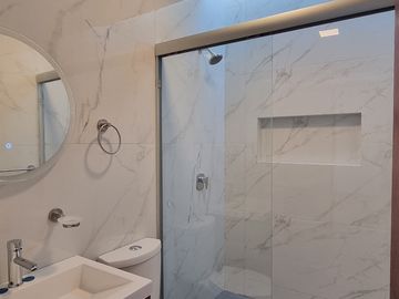 RESIDENCIA EN LA CARTUJA, CON RECÁMARA EN PLANTA BAJA, JARDÍN DE 40 M2