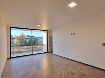 RESIDENCIA EN LA CARTUJA, CON RECÁMARA EN PLANTA BAJA, JARDÍN DE 40 M2