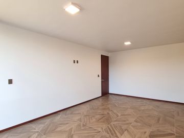 RESIDENCIA EN LA CARTUJA, CON RECÁMARA EN PLANTA BAJA, JARDÍN DE 40 M2