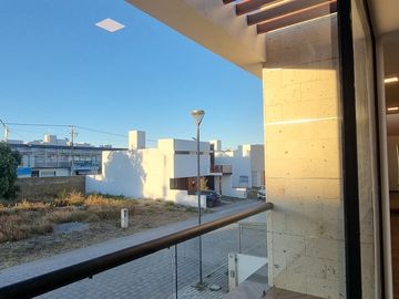 RESIDENCIA EN LA CARTUJA, CON RECÁMARA EN PLANTA BAJA, JARDÍN DE 40 M2
