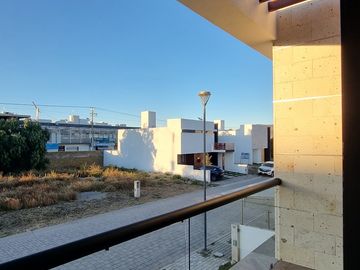 RESIDENCIA EN LA CARTUJA, CON RECÁMARA EN PLANTA BAJA, JARDÍN DE 40 M2