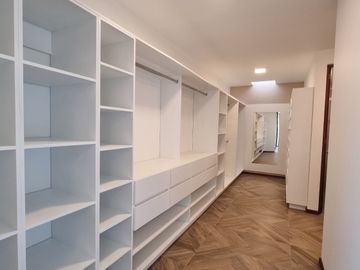 RESIDENCIA EN LA CARTUJA, CON RECÁMARA EN PLANTA BAJA, JARDÍN DE 40 M2
