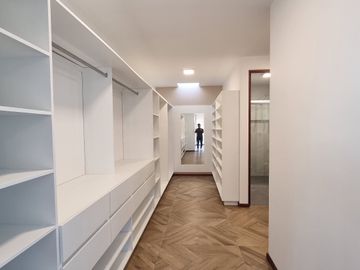 RESIDENCIA EN LA CARTUJA, CON RECÁMARA EN PLANTA BAJA, JARDÍN DE 40 M2