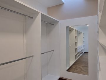 RESIDENCIA EN LA CARTUJA, CON RECÁMARA EN PLANTA BAJA, JARDÍN DE 40 M2