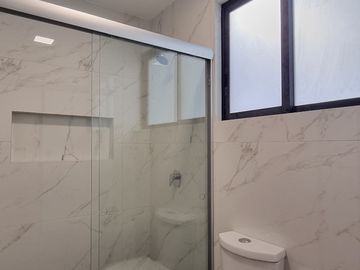 RESIDENCIA EN LA CARTUJA, CON RECÁMARA EN PLANTA BAJA, JARDÍN DE 40 M2