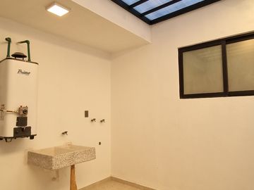 RESIDENCIA EN LA CARTUJA, CON RECÁMARA EN PLANTA BAJA, JARDÍN DE 40 M2