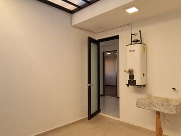 RESIDENCIA EN LA CARTUJA, CON RECÁMARA EN PLANTA BAJA, JARDÍN DE 40 M2