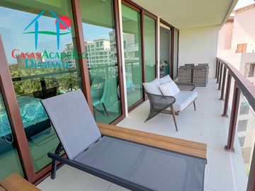 Departamento en renta anual, terraza con vista a las albercas y áreas comunes