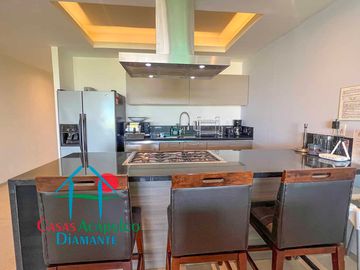 Departamento en renta anual, terraza con vista a las albercas y áreas comunes