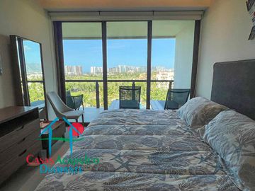 Departamento en renta anual, terraza con vista a las albercas y áreas comunes