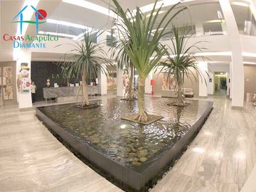 Departamento en renta anual, terraza con vista a las albercas y áreas comunes
