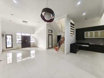 Dijual Villa 3 Lantai Semi Furnished Komplek Cemara Asri Jalan Camelia
