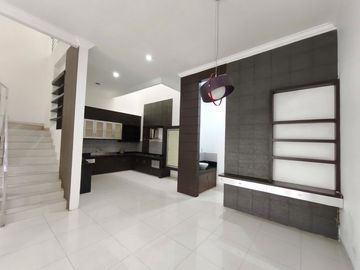 Dijual Villa 3 Lantai Semi Furnished Komplek Cemara Asri Jalan Camelia