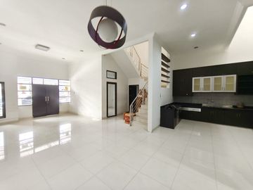 Dijual Villa 3 Lantai Semi Furnished Komplek Cemara Asri Jalan Camelia