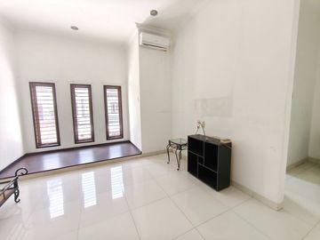 Dijual Villa 3 Lantai Semi Furnished Komplek Cemara Asri Jalan Camelia