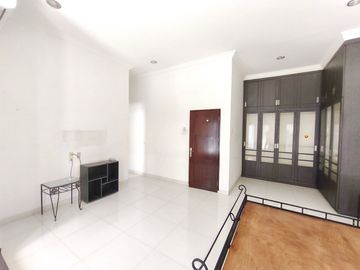 Dijual Villa 3 Lantai Semi Furnished Komplek Cemara Asri Jalan Camelia