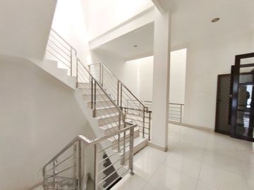 Dijual Villa 3 Lantai Semi Furnished Komplek Cemara Asri Jalan Camelia