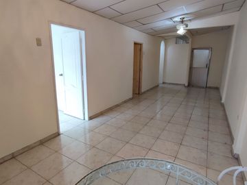 SE VENDE CASA CON SUITE y PARQUEO EN LA PRADERA 1, SUR DE GUAYAQUIL