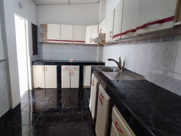 SE VENDE CASA CON SUITE y PARQUEO EN LA PRADERA 1, SUR DE GUAYAQUIL