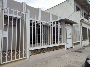 SE VENDE CASA CON SUITE y PARQUEO EN LA PRADERA 1, SUR DE GUAYAQUIL