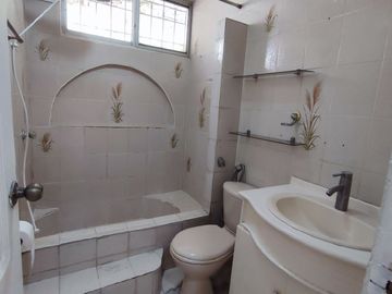 SE VENDE CASA CON SUITE y PARQUEO EN LA PRADERA 1, SUR DE GUAYAQUIL