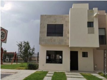 Bonita, con buenos acabados y en excelentes condiciones, casa en venta con 3 Rec ubicada en Rincones del Marques, Qro JF