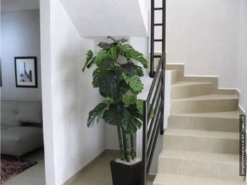 Bonita, con buenos acabados y en excelentes condiciones, casa en venta con 3 Rec ubicada en Rincones del Marques, Qro JF