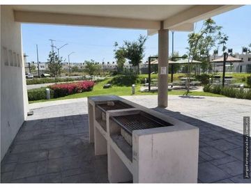 Bonita, con buenos acabados y en excelentes condiciones, casa en venta con 3 Rec ubicada en Rincones del Marques, Qro JF