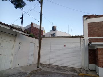 CASA EN VENTA EN ZAVALETA , A PIE DE CALLE, HABITACIONAL U OFICINA